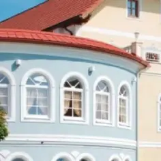 Jakie okna do czerwonego dachu wybrać, aby uniknąć błędów aranżacyjnych?